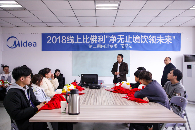 加強(qiáng)就業(yè)畢業(yè)生回訪，促進(jìn)校企合作渠道拓展