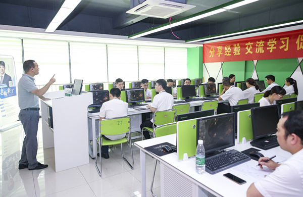 百家名師進(jìn)校園，助力教改新方向
