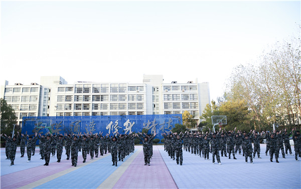  2019級秋季新生職業(yè)素養(yǎng)拓展訓練會操表演暨總結表彰大會圓滿結束
