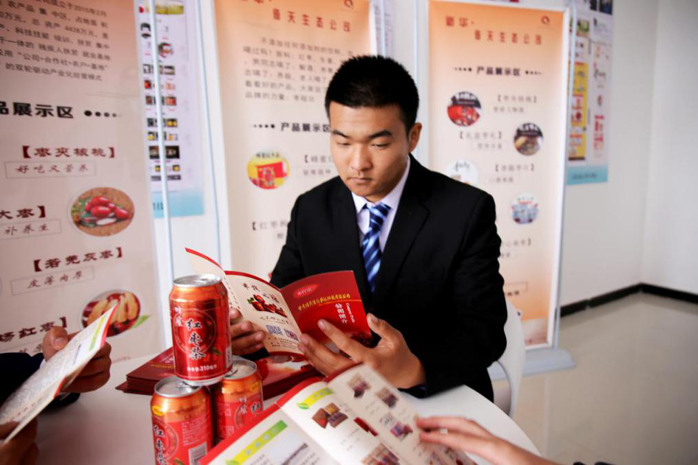 燃爆！麗江石榴哥現(xiàn)場(chǎng)連麥新華電商<a href=http://njxh.cn target=_blank class=infotextkey>專業(yè)</a>學(xué)子