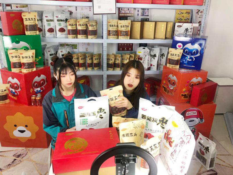 燃爆！麗江石榴哥現(xiàn)場(chǎng)連麥新華電商<a href=http://njxh.cn target=_blank class=infotextkey>專業(yè)</a>學(xué)子