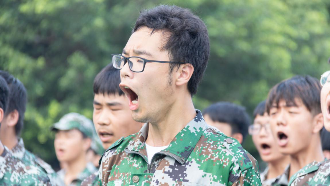 新華“三教三訓(xùn)”之軍訓(xùn)|揮灑汗水書寫迷彩青春！