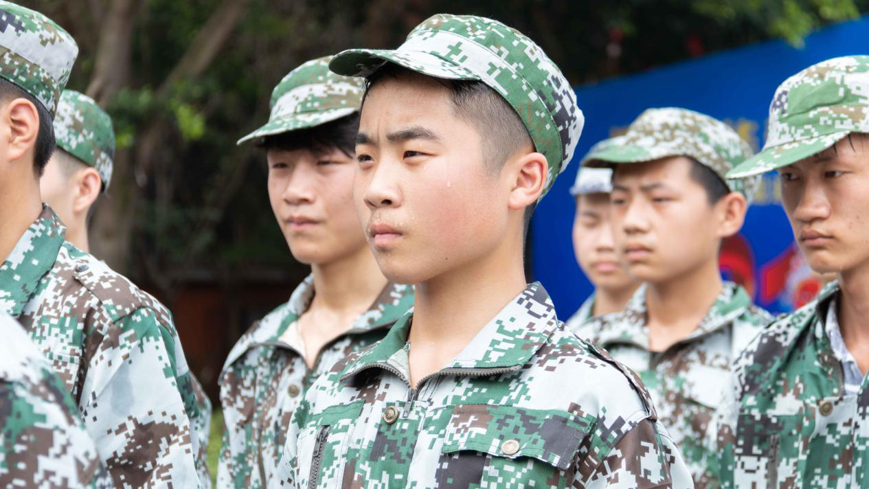 新華“三教三訓(xùn)”之軍訓(xùn)|揮灑汗水書寫迷彩青春！