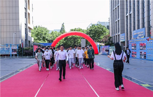 巔峰實習(xí)，京彩有你 ——南京新華京東618實習(xí)項目總結(jié)與表彰大會圓滿結(jié)束
