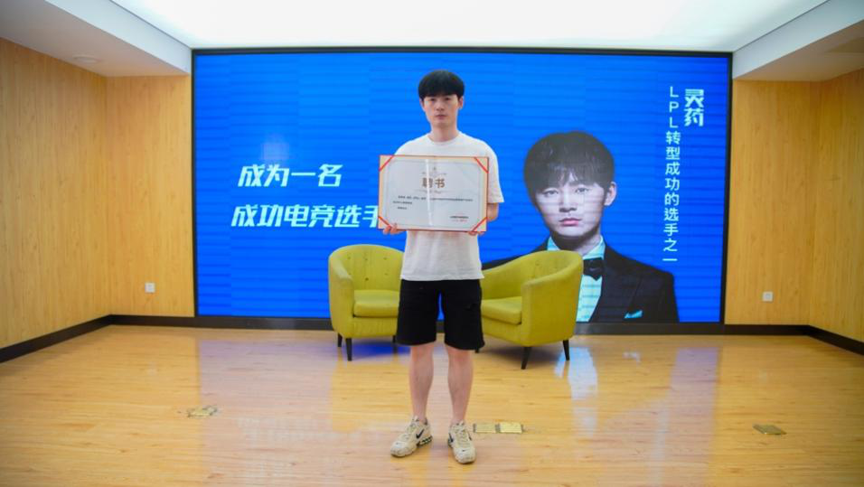 傳遞向上力量！新華電腦學(xué)?！独蠋焷砹恕?月繼續(xù)開講！