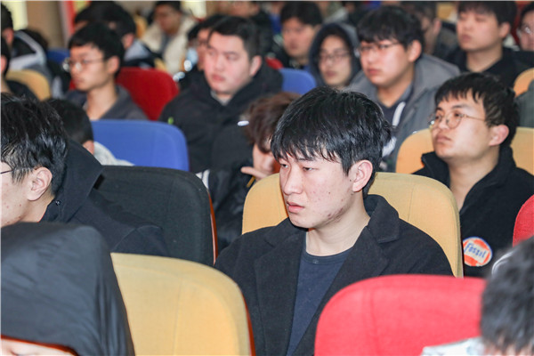 就業(yè)問(wèn)題是重大的經(jīng)濟(jì)社會(huì)問(wèn)題，具有重要性、緊迫性和長(zhǎng)期性，“就業(yè)難”成了絕大多數(shù)年輕人心中的困惑。為幫助我校學(xué)生做出清晰明確的就業(yè)規(guī)劃，提高同學(xué)們的就業(yè)競(jìng)爭(zhēng)力，2022年2月25日上午，南京新華平面設(shè)計(jì)的聞繪敏講師于學(xué)術(shù)報(bào)告廳為同學(xué)們開展了以“新職業(yè)，新技術(shù)，新青年”為主題的畢業(yè)生職業(yè)規(guī)劃及求職技巧講座。