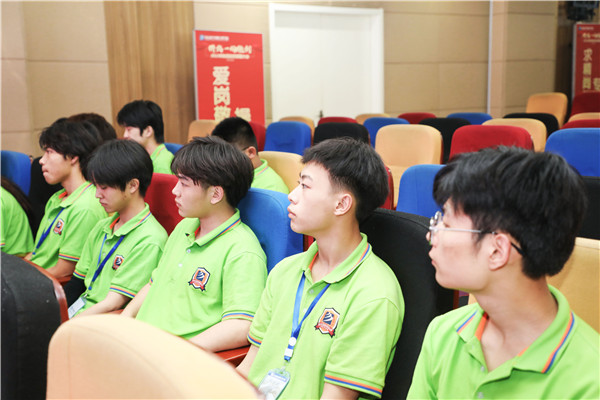 為幫助我校學(xué)生明確職業(yè)生涯規(guī)劃，確定個(gè)人職業(yè)方向，強(qiáng)化職業(yè)規(guī)劃意識(shí)，更好地樹(shù)立個(gè)人理想，2022年7月29日，南京新華電腦專修學(xué)校在學(xué)術(shù)報(bào)告廳舉行第十二屆職業(yè)生涯規(guī)劃演講大賽