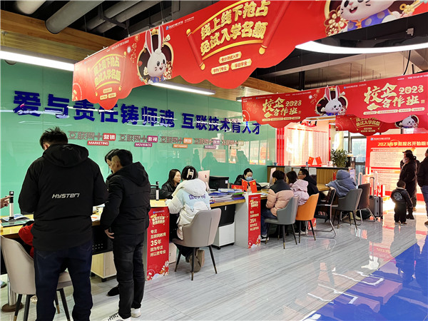 喜迎開學 圓夢新華|直擊南京新華火熱報名現(xiàn)場！