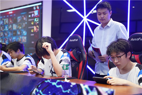 恭喜！我校學(xué)生代表隊(duì)榮獲2023 年“迎亞運(yùn)”新華電腦教育王者榮耀電競(jìng)對(duì)抗賽亞軍