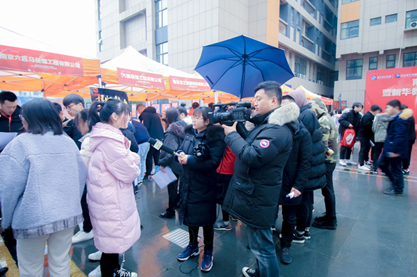 南京新華校園人才交流會(huì)，引眾多媒體聚焦關(guān)注