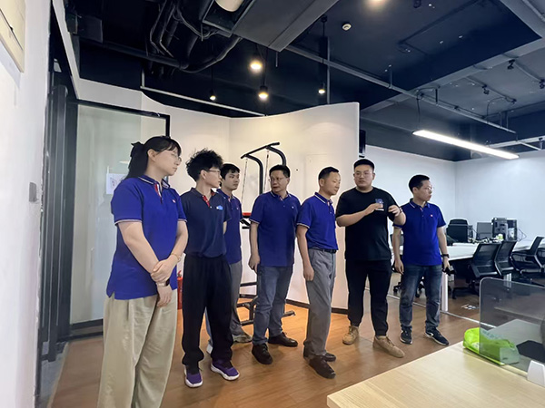 南京新華教師團隊赴合作企業(yè)南京唯意信息科技有限公司參觀交流