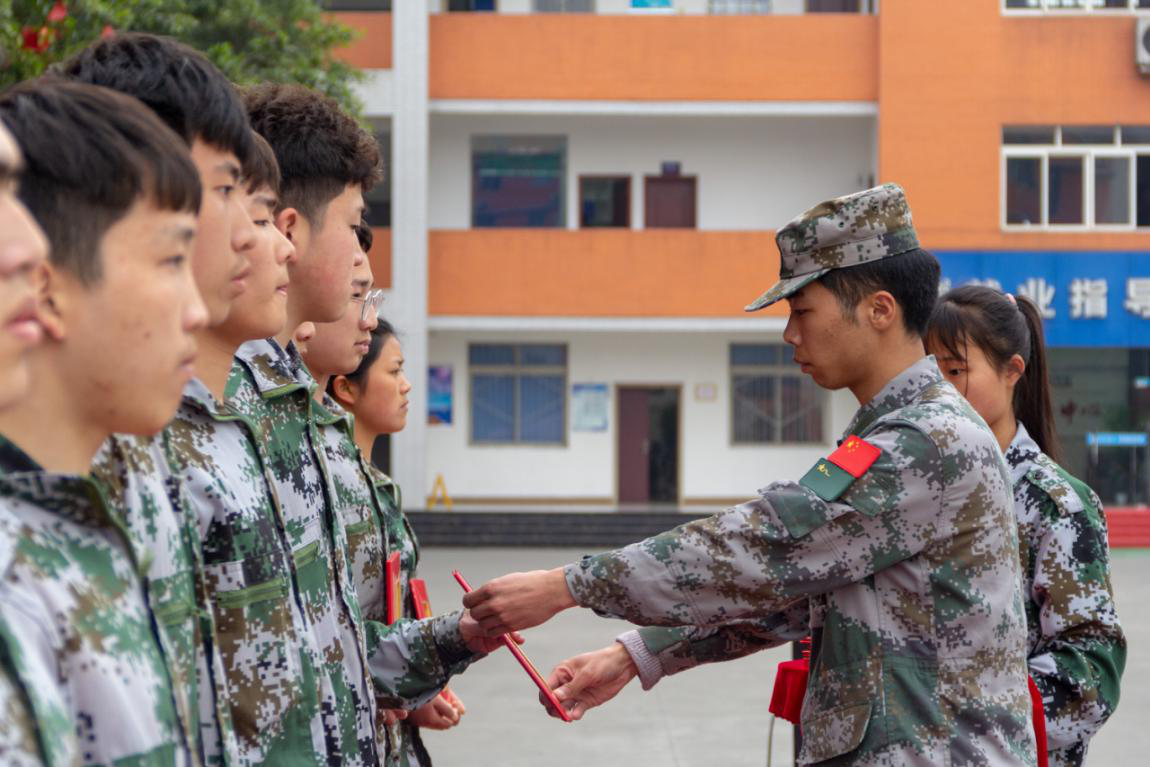 新華“三教三訓(xùn)”之軍訓(xùn)|揮灑汗水書(shū)寫迷彩青春！