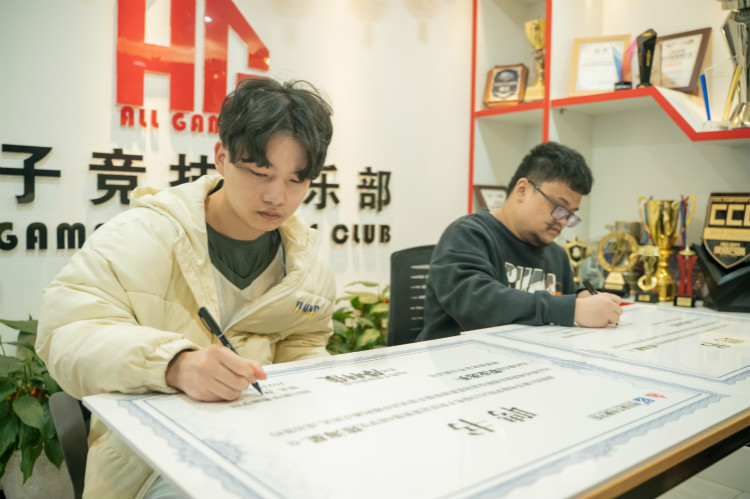 實(shí)力見證！又一新華電腦教育學(xué)子簽約AG俱樂部！