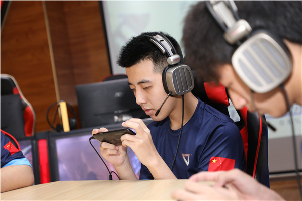 如何看待 Miss 爆料「Faker 年薪 5800 萬，LPL 選手月薪保底 2 萬」？