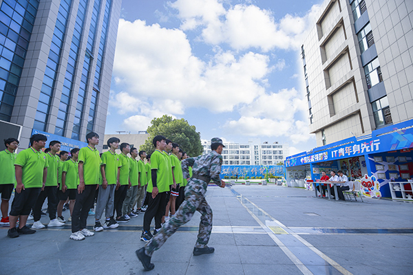 沙場(chǎng)秋點(diǎn)兵，口號(hào)震天響
