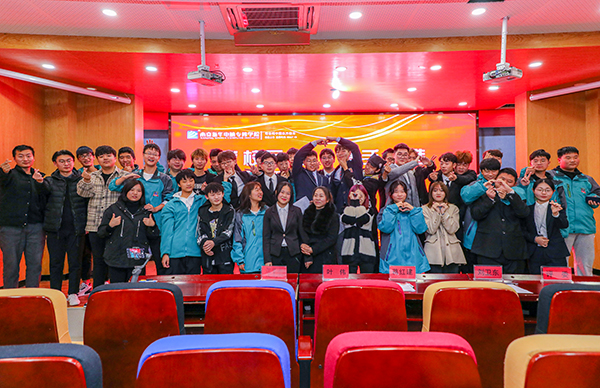 “家校同心，攜手共進(jìn)”——南京新華綜合結(jié)課答辯