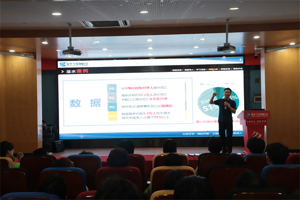 南京新華電腦專修學校舉辦新生安全教育講座，鄭德剛老師精彩開講